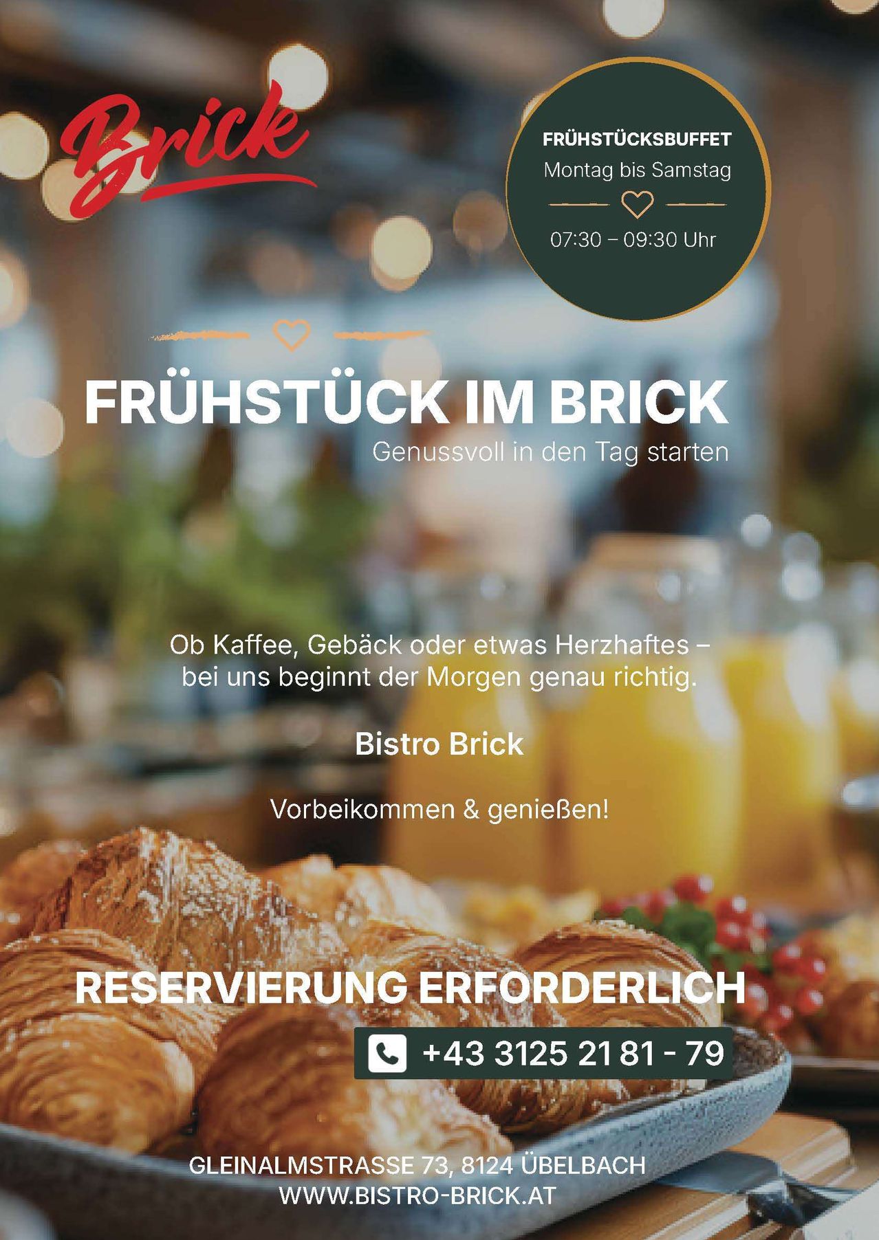 Werbeposter für Frühstück im Bistro Brick. Ein warmer Start in den Tag mit Kaffee, Gebäck oder herzhaften Mahlzeiten. Reservierung erforderlich. Kontakt: +43 3125 2181-79.