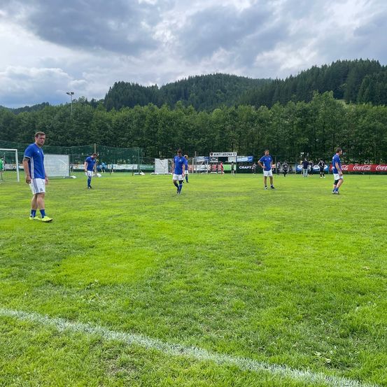 Bild enthält, Person, Clothing, Footwear, Shoe, Football, Soccer, Sport, Ball, Soccer Ball