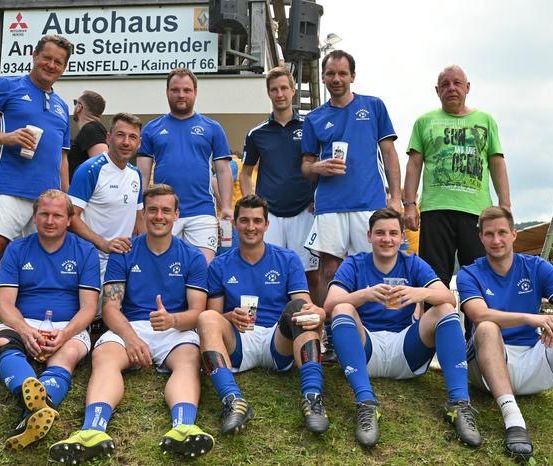 Bild enthält, People, Person, Team, Groupshot, Boy, Male, Teen, T-Shirt, Adult, Man