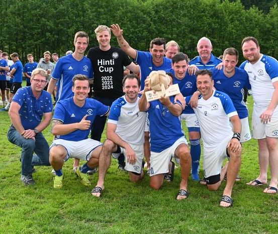 Bild enthält, People, Person, T-Shirt, Grass, Shorts, Park, Groupshot, Adult, Male, Man