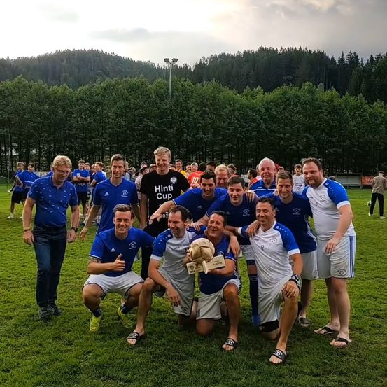 Bild enthält, People, Person, Grass, Nature, Outdoors, Park, Vegetation, Portrait, Rugby Ball, Tree