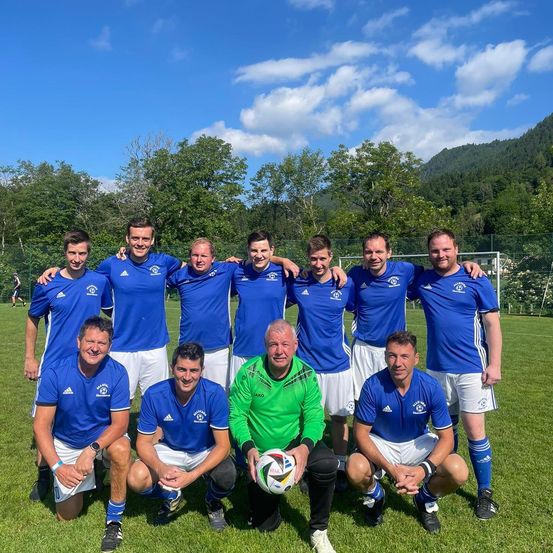 Bild enthält, People, Person, Rugby Ball, Sport, Groupshot, Adult, Male, Man, Clothing, Shorts