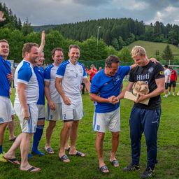 Bild enthält, People, Person, Groupshot, T-Shirt, Grass, Adult, Male, Man, Shorts, Jeans