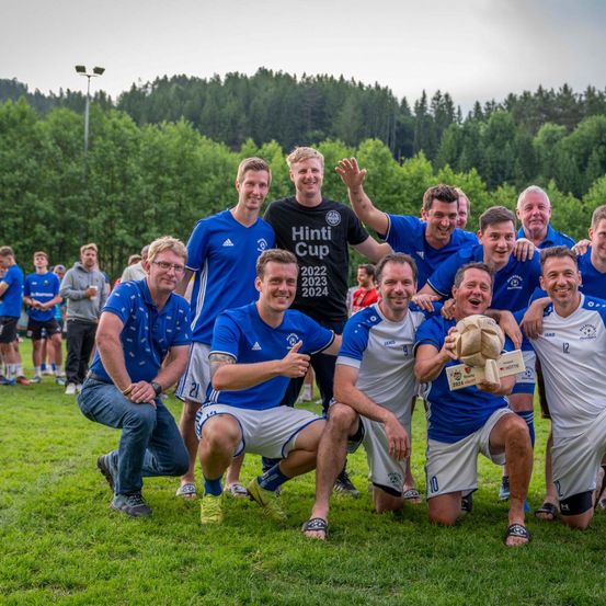 Bild enthält, People, Person, Grass, T-Shirt, Shorts, Vegetation, Team, Park, Portrait, Man
