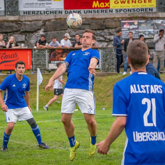 Bild enthält, People, Person, Shorts, Soccer Ball, Shoe, Boy, Child, Male, Sphere, Hat