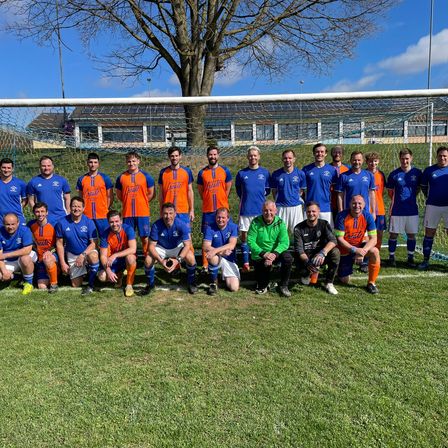 Bild enthält, People, Person, Rugby Ball, Sport, Boy, Male, Teen, Groupshot, Footwear, Shoe