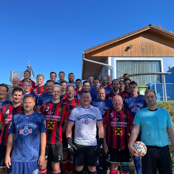 Bild enthält, People, Person, Groupshot, Soccer Ball, Glove, Adult, Male, Man, Wristwatch, Face