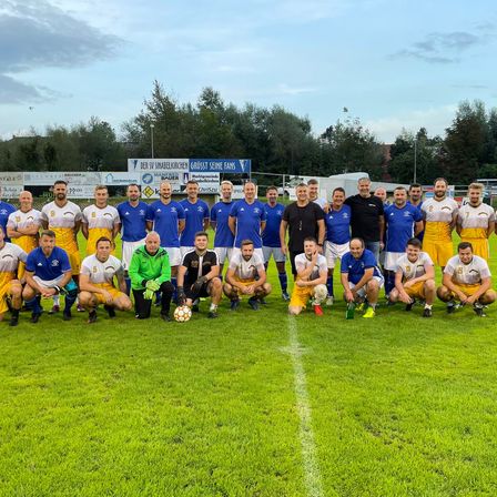 Bild enthält, People, Person, Groupshot, Football, Soccer, Soccer Ball, Sport, Clothing, Footwear, Shoe