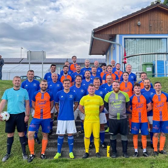 Bild enthält, People, Person, Shelter, Portrait, Grass, T-Shirt, Soccer Ball, Adult, Male, Man