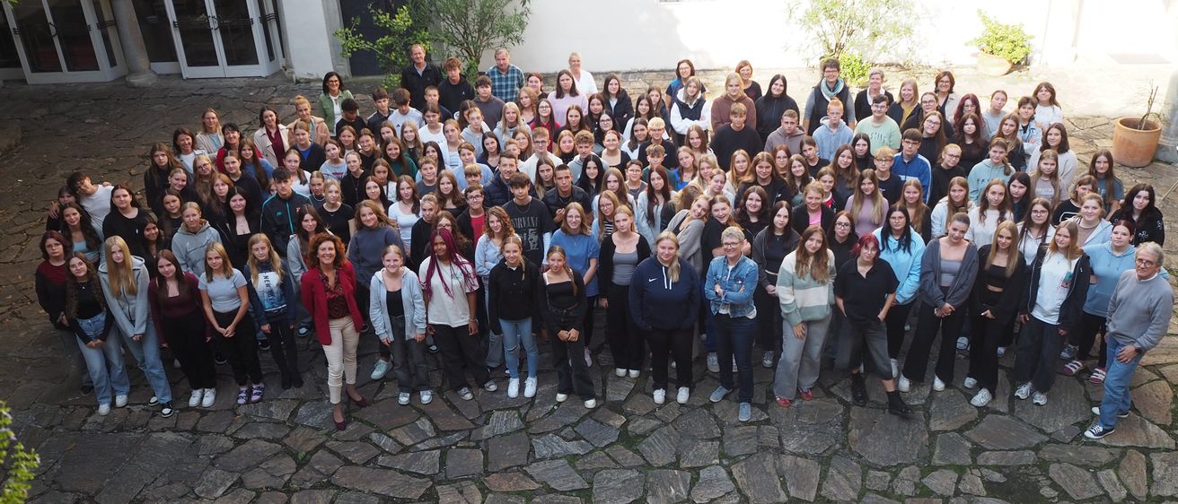 Bild enthält, People, Person, Path, Walkway, Flagstone, College, Pants, Photography, Portrait, Road