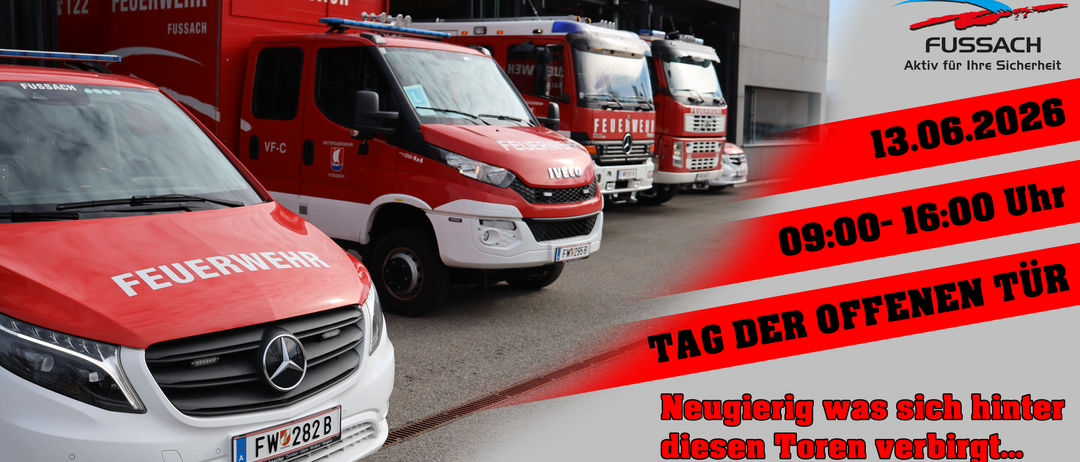Ein roter und weißer Iveco-Feuerwehrwagen mit dem Wort FUSSA an der Seite ist vor einem Gebäude geparkt. Drei weitere Feuerwehrfahrzeuge sind dahinter geparkt.