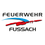Feuerwehr Fußach-Logo. Das Feuerwehr Fussach Logo zeigt ein blaues Wellendesign mit einer roten Linie, das Wort Feuerweh in schwarzen Großbuchstaben und Fussach darunter in schwarz.