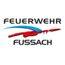 Das Feuerwehr Fussach Logo zeigt ein blaues Wellendesign mit einer roten Linie, das Wort Feuerweh in schwarzen Großbuchstaben und Fussach darunter in schwarz.