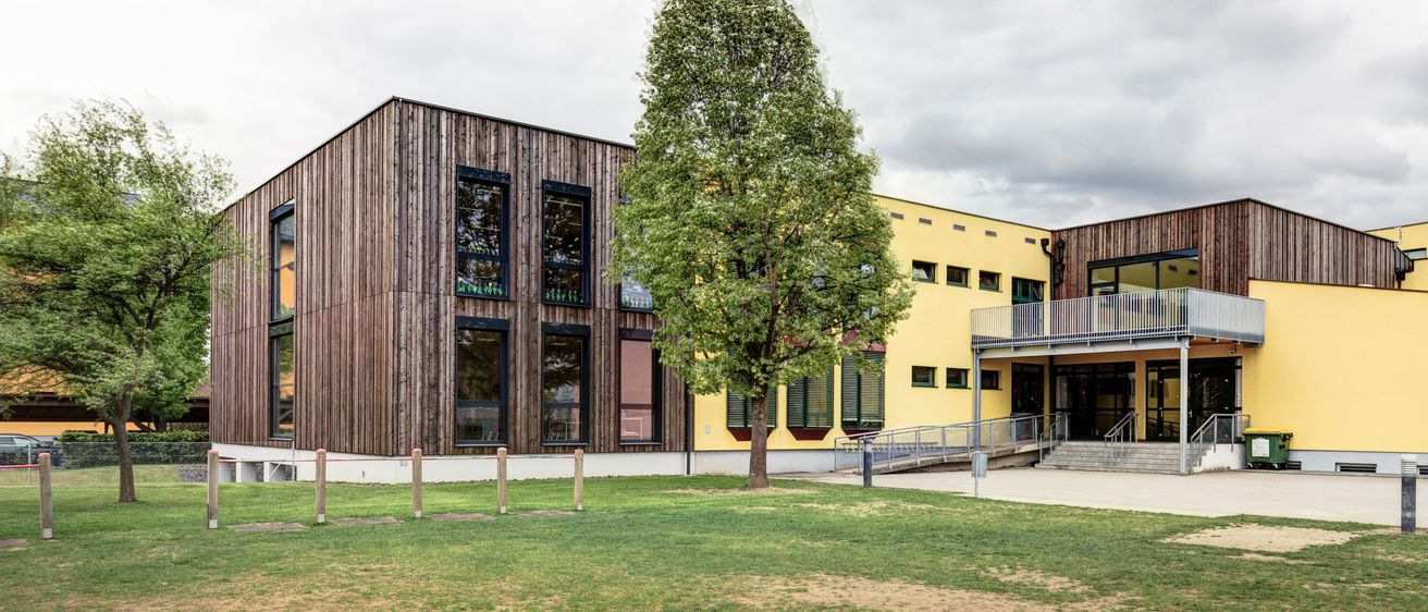 Bild enthält, Outdoors, Shelter, Grass, Office Building, Car, Neighborhood, Interior Design, Tree, Campus, Nature