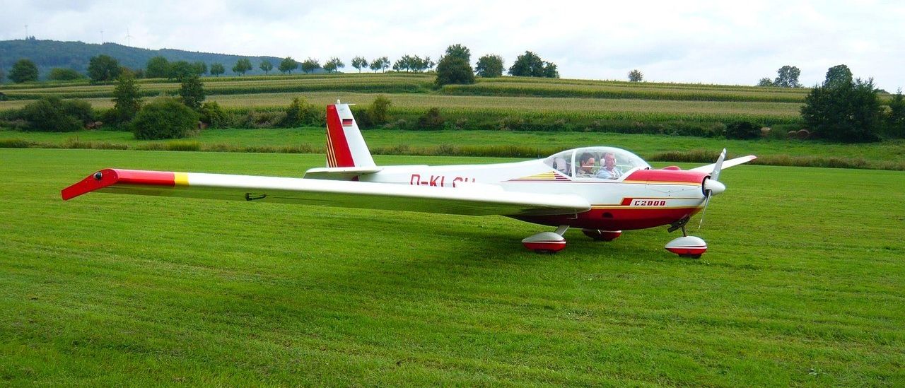 Bild enthält, Airfield, Airport, Aircraft, Airplane, Transportation, Vehicle, Person, Glider, Gliding, Leisure Activities