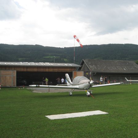 Bild enthält, Airfield, Airport, Grass, Plant, Aircraft, Airplane, Transportation, Vehicle, Person, Lawn