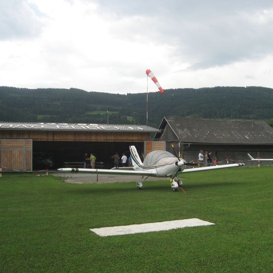 Bild enthält, Airfield, Airport, Grass, Plant, Aircraft, Airplane, Transportation, Vehicle, Person, Lawn
