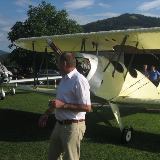 Bild enthält, Airport, Airfield, Adult, Male, Man, Person, Aircraft, Airplane, Biplane, Wheel