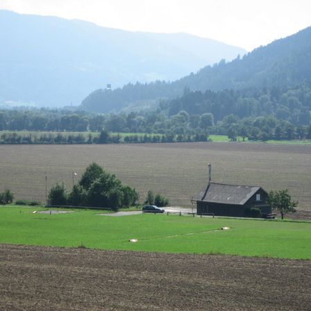 Bild enthält, Nature, Outdoors, Countryside, Hut, Rural, Field, Farm, Car, Vehicle, Housing