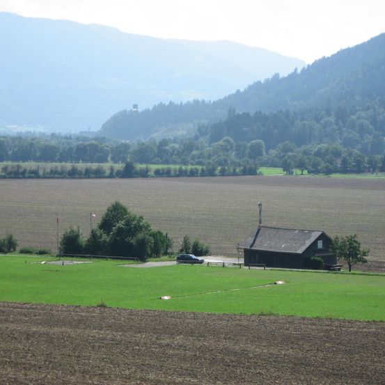 Bild enthält, Nature, Outdoors, Countryside, Hut, Rural, Field, Farm, Car, Vehicle, Housing