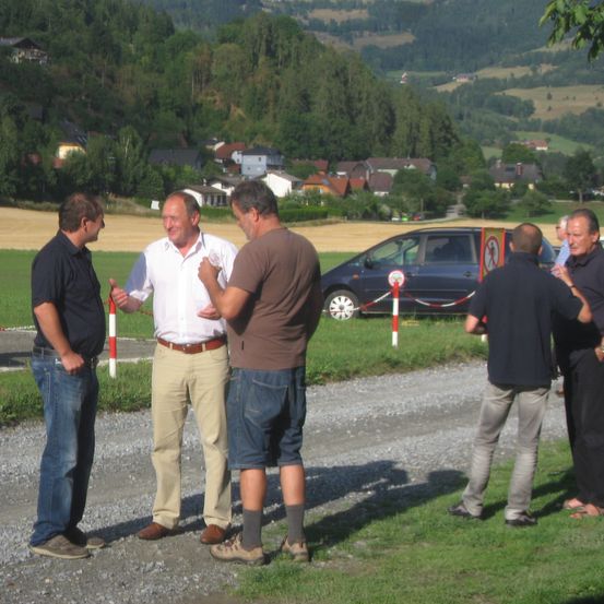 Bild enthält, Spoke, Alloy Wheel, Tire, Wheel, Pants, Gravel, Adult, Male, Man, Person