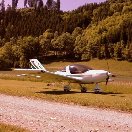 Bild enthält, Airfield, Airport, Aircraft, Airplane, Transportation, Vehicle, Outdoors