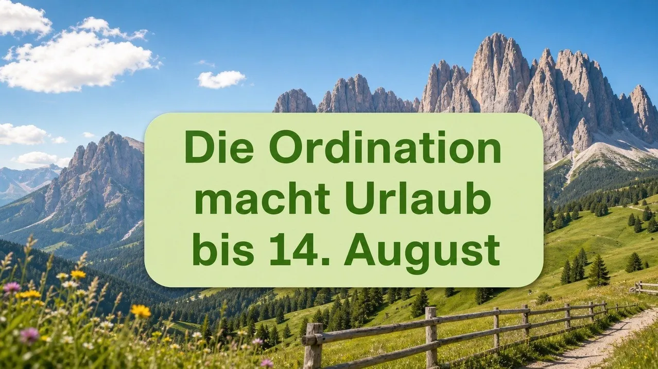 Ein grüner Banner mit weißem Text überlagert eine malerische Berglandschaft. Der Text lautet: 'Die Ordination macht Urlaub bis 14. August.' Die Landschaft zeigt üppiges Grün, einen Holzzaun und einen klaren blauen Himmel mit einigen Wolken.