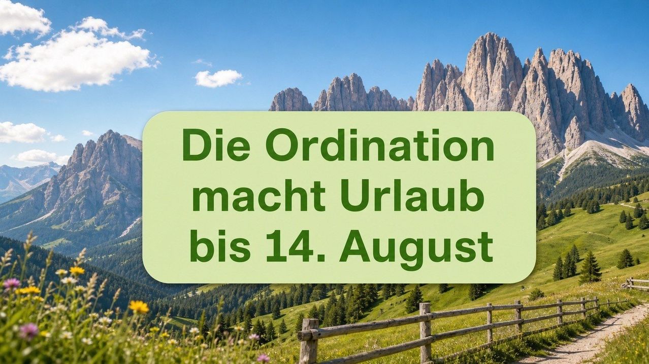 Ein grüner Banner mit weißem Text überlagert eine malerische Berglandschaft. Der Text lautet: 'Die Ordination macht Urlaub bis 14. August.' Die Landschaft zeigt üppiges Grün, einen Holzzaun und einen klaren blauen Himmel mit einigen Wolken.