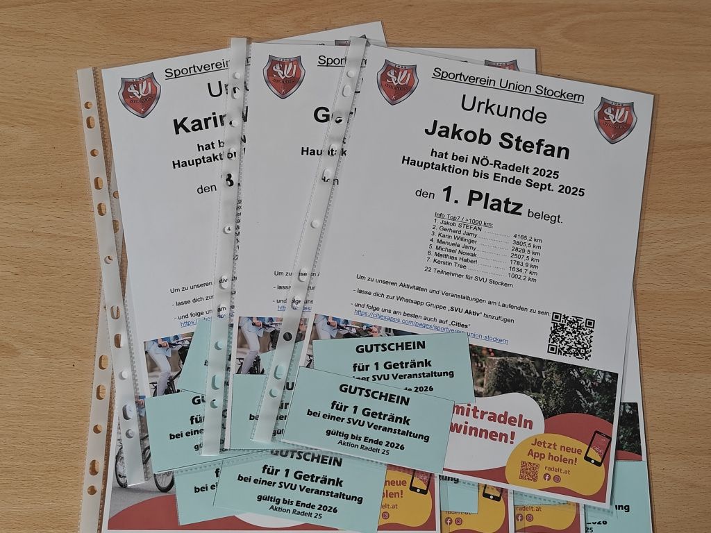 Mehrere Dokumente mit weißem Hintergrund zeigen verschiedene sportbezogene Zertifikate. Jedes Zertifikat hat ein rotes Logo, Text und einen QR-Code. Ein Zertifikat lautet 'Urkunde Jakob Stefan hat bei Nö-Radelt Hauptaktion bis Ende Sept. 2025 den 1. Platz belegt.' Die anderen zeigen den Text 'Gutschein' für '1 Getränk' und 'bei einer SVU Veranstaltung'.