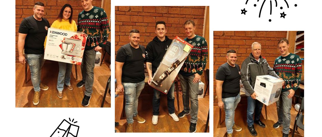 Drei Personen in festlichen Pullovern halten Boxen und Geschenke. Ein Mann hält eine Box mit der Aufschrift 'GO MINI'. Zwei Männer stehen mit einem Paket, einer hält eine Box mit der Aufschrift 'GO MINI'. Zwei Männer in schwarzen Shirts halten Boxen.