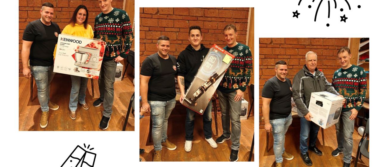 Drei Personen in festlichen Pullovern halten Boxen und Geschenke. Ein Mann hält eine Box mit der Aufschrift 'GO MINI'. Zwei Männer stehen mit einem Paket, einer hält eine Box mit der Aufschrift 'GO MINI'. Zwei Männer in schwarzen Shirts halten Boxen.