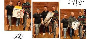 Drei Personen in festlichen Pullovern halten Boxen und Geschenke. Ein Mann hält eine Box mit der Aufschrift 'GO MINI'. Zwei Männer stehen mit einem Paket, einer hält eine Box mit der Aufschrift 'GO MINI'. Zwei Männer in schwarzen Shirts halten Boxen.