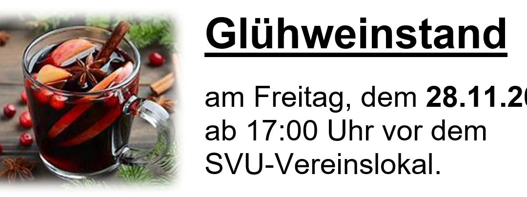 Ein Glas Glühwein mit Zimtstangen und roten Beeren, mit Textüberlagerung 'Glühwein am Freitag, dem 2., ab 17:00 Uhr im SVU-Vereinslokal.'
