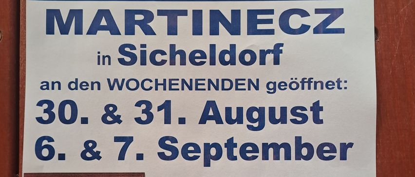 Plakat für Buschenschank Martinec in Sicheldorf. An Wochenenden geöffnet: 30. & 31. August, 6. & 7. September. Öffnet um 15 Uhr. Enthält eine Karte und Bilder von Getränken und Essen.