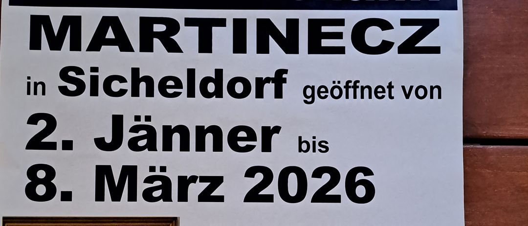 Plakat für Buschenschank MARTINECZ in Sichelndorf, geöffnet von 2. Jänner bis 8. März 2026. Besuche willkommen donnerstags bis sonntags ab 15.00 Uhr. Zeigt eine Holztür, Fahrrad und Getränkebilder. Webseite: www.buschenschank-martinecz.com.