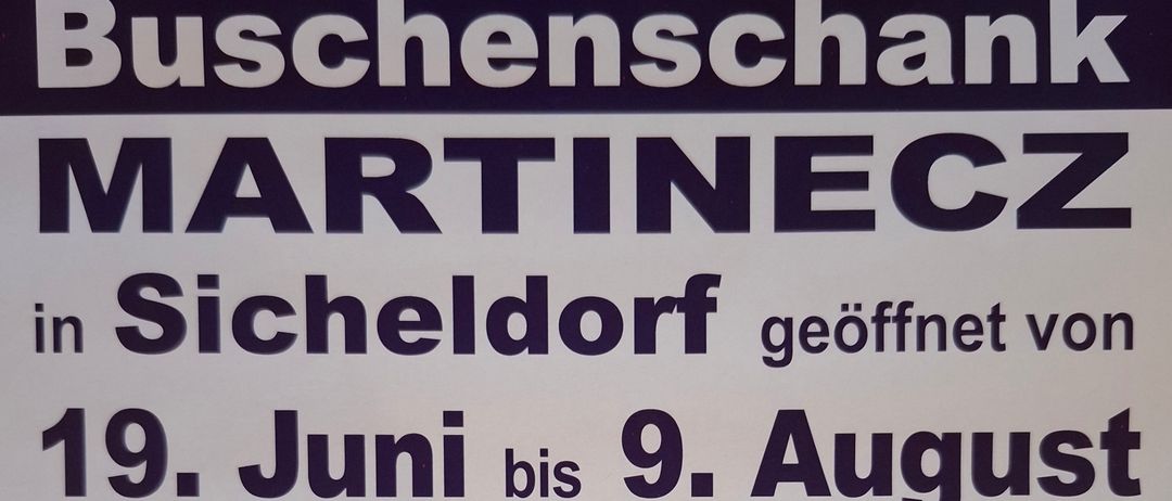 Ein Plakat für Martinecs Buschenschank in Sicheldorf, geöffnet von 19. Juni bis 9. August, mit Öffnungszeiten ab 15 Uhr freitags bis sonntags und mittwochs bis sonntags ab 8. Juli.