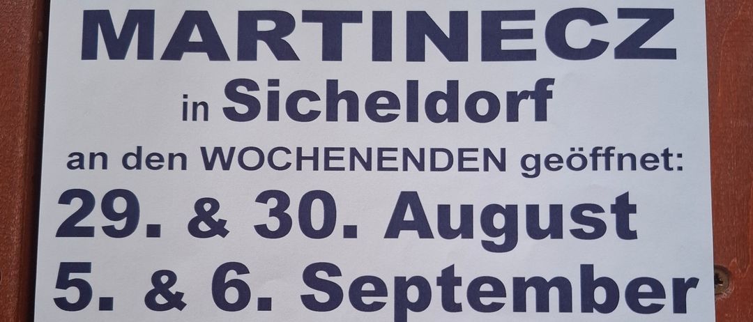 Plakat für Buschenschank Martinec in Sicheldorf, Österreich, an Wochenend geöffnet: 29. & 30. August und 5. & 6. September ab 15 Uhr. Mit Karte und Holztür.