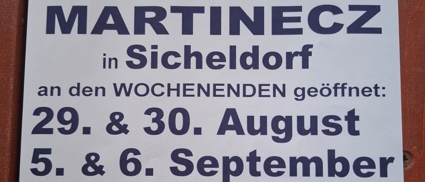 Plakat für Buschenschank Martinec in Sicheldorf, Österreich, an Wochenend geöffnet: 29. & 30. August und 5. & 6. September ab 15 Uhr. Mit Karte und Holztür.
