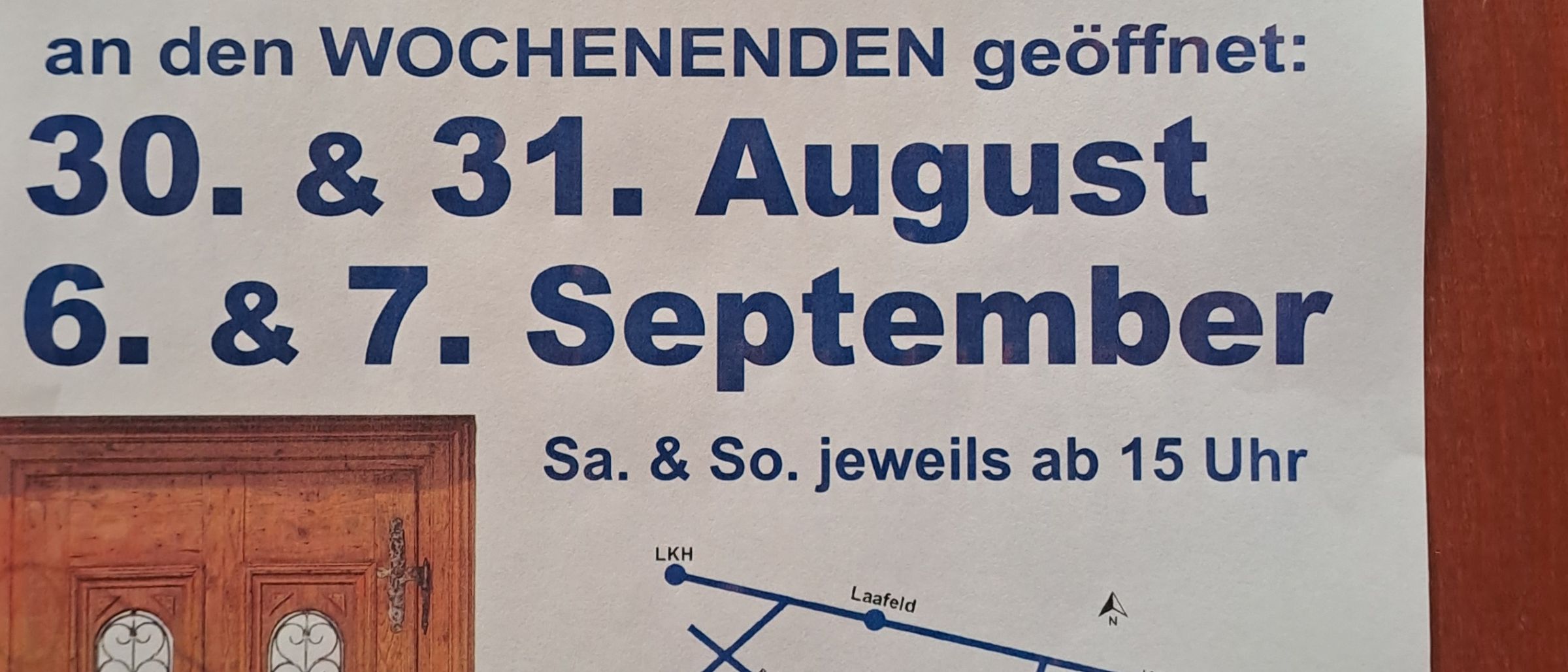 Werbeplakat für eine Weinschenke namens Buschenschank Martinec in Sicheldorf. Geöffnet an Wochenenden: 30. & 31. August und 6. & 7. September ab 15 Uhr. Kontaktdaten und Webseite inklusive.