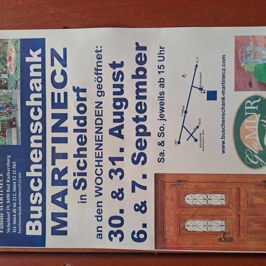 Ein Plakat für die Buschenschank Martinec in Schilddorf, Österreich. Es kündigt an, dass die Gaststätte am 30. und 31. August sowie am 6., 7., 8. und 9. September ab 15:00 Uhr geöffnet ist. Eine Website und ein Logo sind ebenfalls abgebildet.