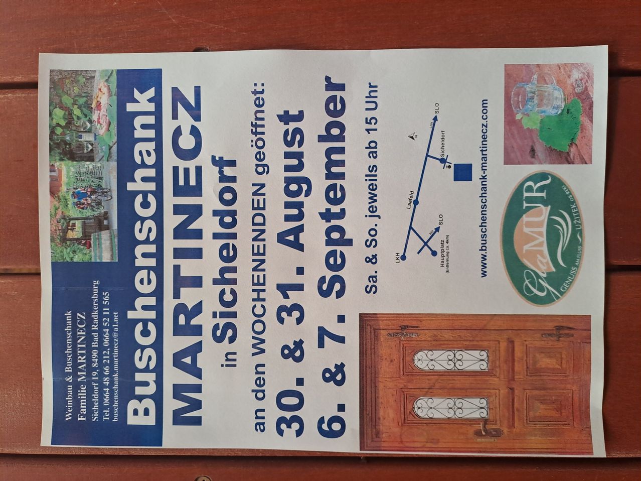 Ein Plakat für die Buschenschank Martinec in Schilddorf, Österreich. Es kündigt an, dass die Gaststätte am 30. und 31. August sowie am 6., 7., 8. und 9. September ab 15:00 Uhr geöffnet ist. Eine Website und ein Logo sind ebenfalls abgebildet.
