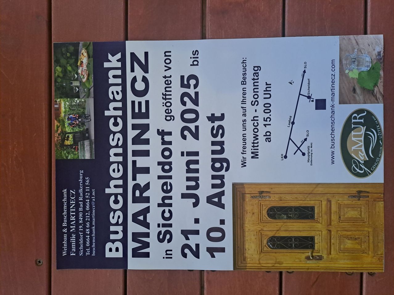 Plakat für Buschenschank Martinec. Veranstaltung in Schieldorf, offen von 21. Juni bis 10. August 2025. Details auf der Website www.buschenschank-martinec.com.