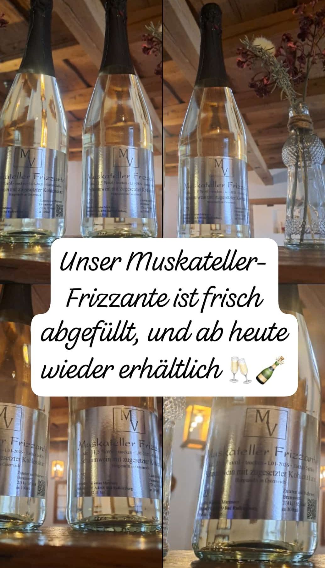 Mehrere Flaschen Schaumwein sind auf einem Holzregal ausgestellt. Der Text lautet 'Unser Muskateller-Frizzante ist frisch abgefüllt, und ab heute wieder erhältlich'.