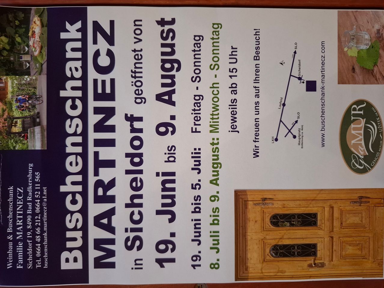 Ein Plakat für die Öffnungszeiten der Martinecz Buschenschank vom 19. Juni bis 9. August, jeden Freitag, Samstag und Sonntag ab 15 Uhr. Website-Adresse inklusive.