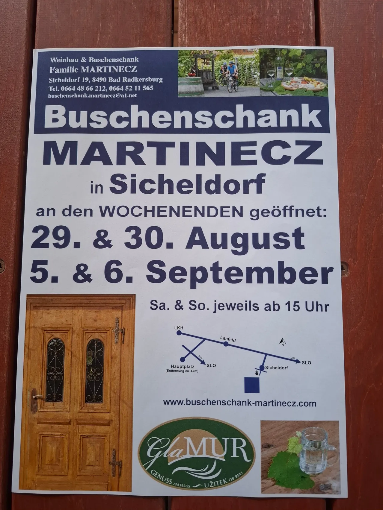 Plakat für Buschenschank Martinec in Sicheldorf, Österreich. Es listet Öffnungszeiten für die Wochenenden im August und September auf. Das Plakat zeigt eine Holztür, eine Karte und eine Website-Adresse.