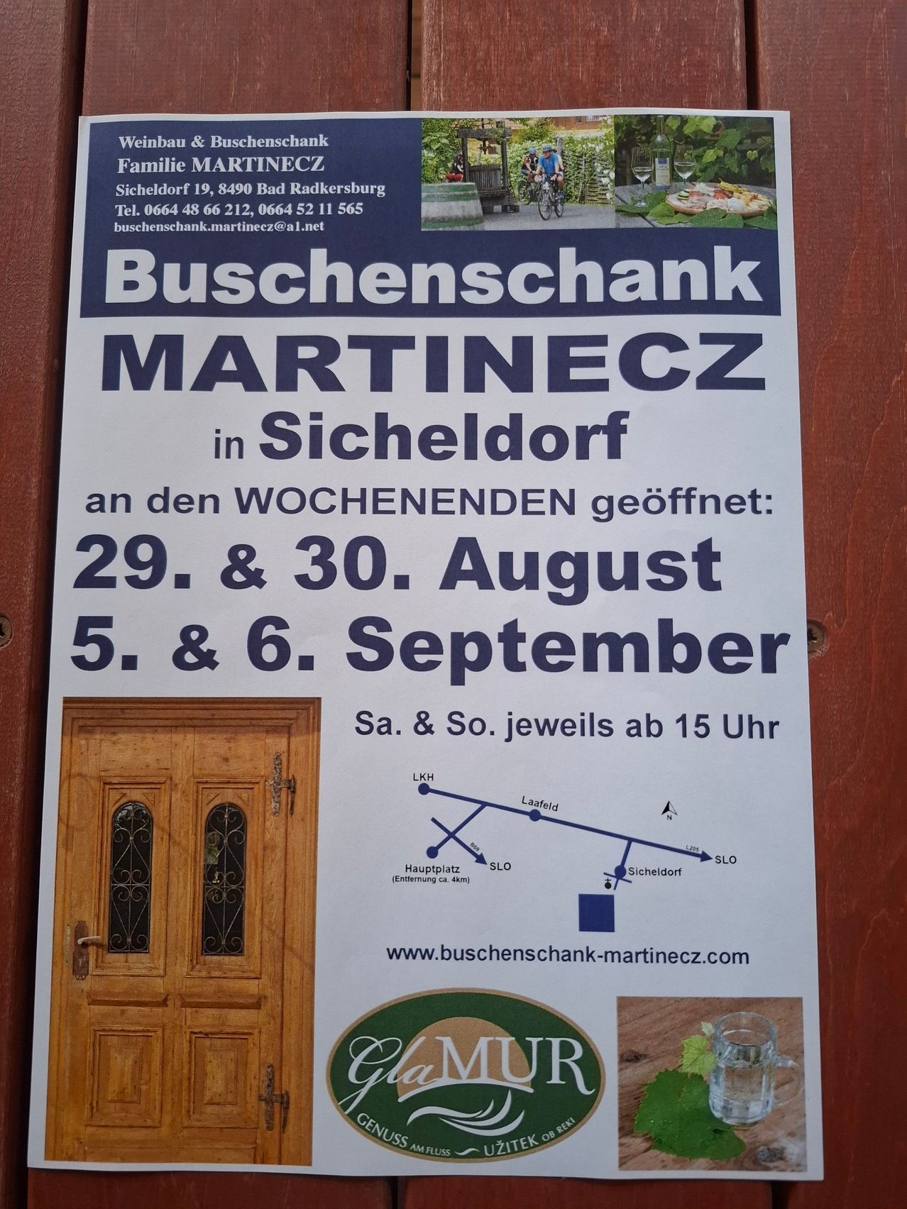 Plakat für Buschenschank Martinec in Sicheldorf, Österreich. Es listet Öffnungszeiten für die Wochenenden im August und September auf. Das Plakat zeigt eine Holztür, eine Karte und eine Website-Adresse.