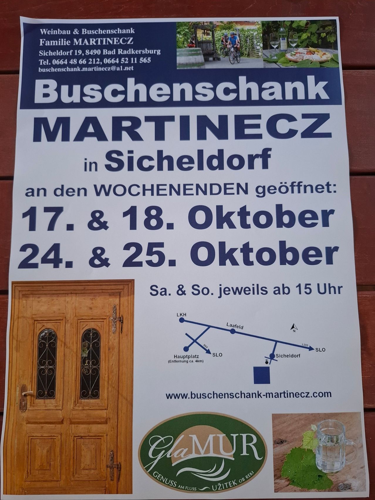 Ein Plakat für Buschenschank Martinec in Sicheldorf, geöffnet an Wochenenden, 17., 18., 24. und 25. Oktober, ab 15 Uhr. Mit Karte und Website.