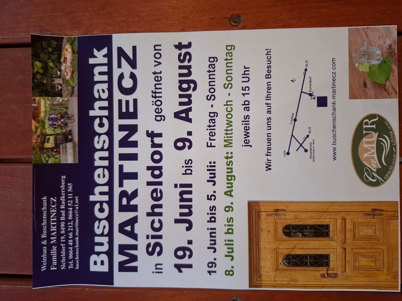 Poster zur Öffnungszeit der Martinecz-Weinkellerei. Geöffnet von 19. Juni bis 9. August. Wochentage von 8 Uhr bis 17 Uhr, Wochenende bis 17 Uhr. Adresse und Kontaktinformationen enthalten.