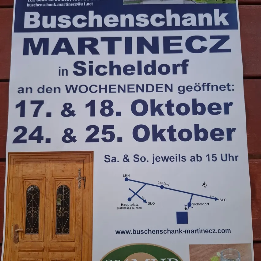 Ein Plakat, das für Buschenschank Martinec in Sicheldorf, Deutschland, wirbt. Das Plakat enthält Öffnungszeiten, eine Karte und ein Bild eines Glases Wein.
