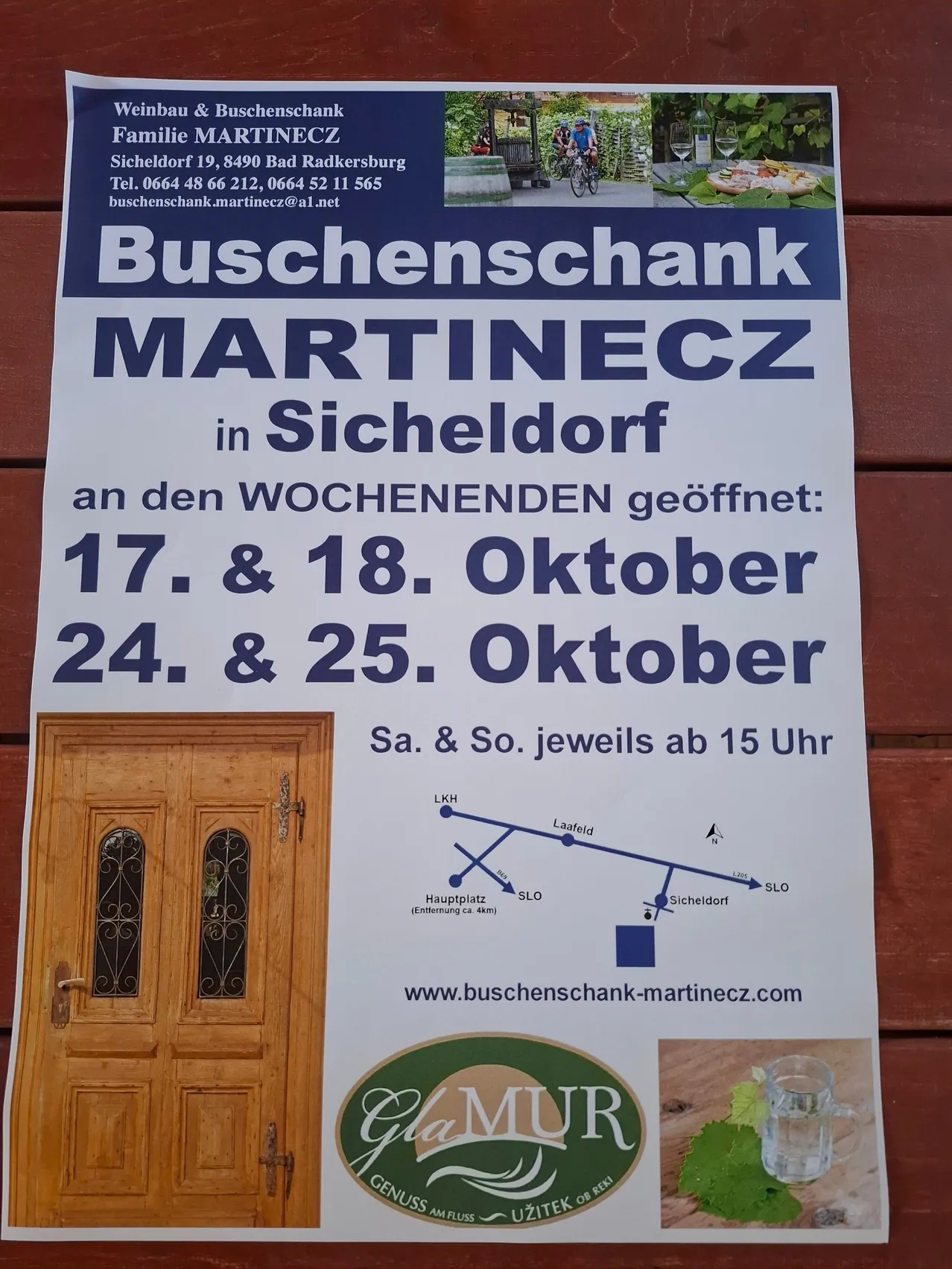 Ein Plakat, das für Buschenschank Martinec in Sicheldorf, Österreich wirbt. Das Plakat enthält eine Karte, Öffnungszeiten und Kontaktinformationen.